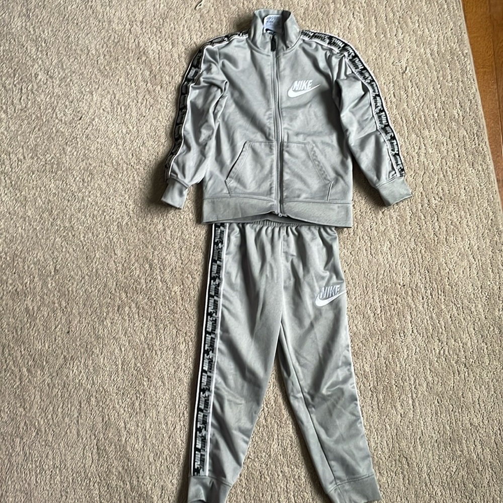 NIKE BOYS GRAY TRACK JOGGING SUIT